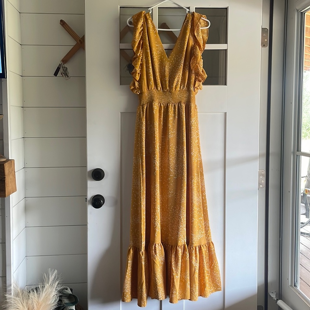 Express Ruffle Sleeve Smocked
Waist Maxi Dress size M